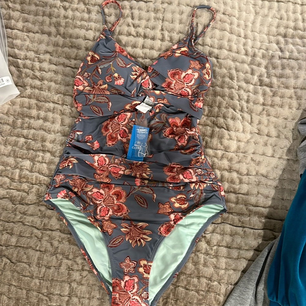 New with tags Cupshe full piece women’s bathing suit, tummy contouring.
